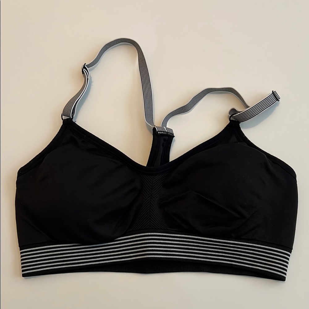 VSX Black and White Sports Bra adjustable straps and Removable padding